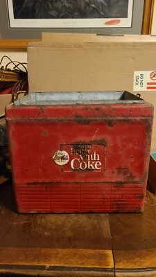 Frigorifero vintage anni 50 Progress Co. Picnic refrigeratore in metallo con vassoio Coca Cola FOTO - Immagine 1 di 4