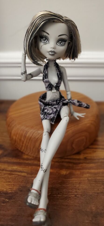 Monster High Skull Shores Black and White Frankie Stein Doll 2011 Mattel  X0593 746775101961