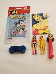 Collezione Wonder Woman - Personaggi, piastra interruttore luce, Hot Wheel e PEZ - Foto 1 di 8