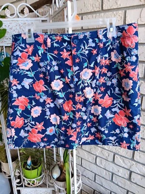 Pantalón corto St Johns Bay para mujer azul marino multicolor floral tiro medio cremallera mediano Foto 1 de 4