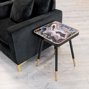 Quadratischer Beistelltisch mit Glasplatte in Marmoroptik und schwarzen Metallbeinen Sofatisch - Bild 1 von 5