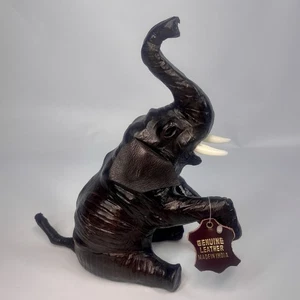 Estatuilla de elefante envuelta en cuero marrón vintage con ojos de cristal - Imagen 1 de 8