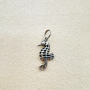 Vintage Sterling Silver Textured Seahorse Dangle Sea Creature Animal Charm - Picture 1 of 7