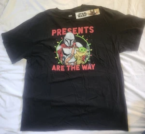 STAR WARS MANDALORIAN BABY YODA PRESENTS ARE ON THE WAY BLACK T-SHIRT  XL NEW - Bild 1 von 3