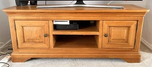 2 Door 134 Cm Wide TV Unit Solid Oak Wood - Picture 1 of 2