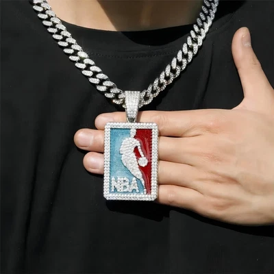 定制运动风格带模拟蓝宝石和多色珐琅男士吊坠 — 第 1/4 张图片