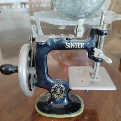 COLLECTIBLE VINTAGE CHILDS WOOD HANDLED CAST IRON SINGER SEWING MACHINE #20 - Image 1 of 4