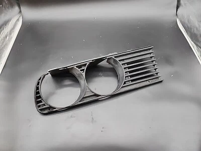 BMW E30 3-SERIES FRONT RIGHT HEADLIGHT GRILLE TRIM COVER PASSENGER 1876094 M8-15 — 第 1/4 张图片
