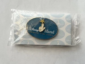 WDW Disney Mano Cast Miembro Caridad Regalo Pin NUEVO EN TARJETA Pinpics #42577 - Imagen 1 de 3