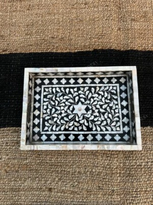 Bandeja con incrustaciones de nácar blanca y negra hecha a mano | Bandeja para servir de diseño floral Foto 1 de 4