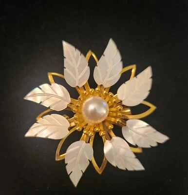 Broche prendedor vintage con flores de concha blanca para el hogar libre de humo Foto 1 de 3