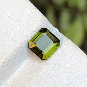 Hermosa piedra preciosa suelta de turmalina natural verde oliva corte esmeralda de 1,20 quilates - Imagen 1 de 12