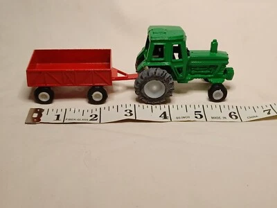 Tractor de granja verde de metal fundido a presión de colección con remolque de granja rojo Foto 1 de 4