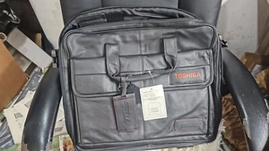 NUEVO Bolso/Funda Targus para Laptop Acolchada de Cuero Negro CON HOMBRO PARA LAPTOPS MÁS GRANDES - Imagen 1 de 6