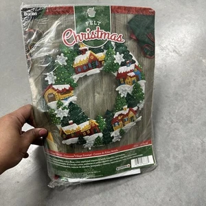Bucilla Filz Applikation Kranz SCHNEE Dorfkranz Größe 16 - cm - Bild 1 von 4