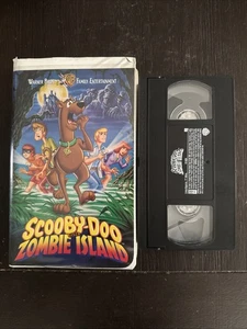 Scooby-Doo on Zombie Island VHS 1998 Clamshell Tested - Foto 1 di 6