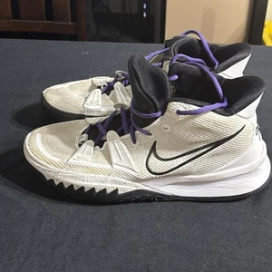 Scarpe da basket Nike Kyrie bianche nere DM5042-100 da uomo taglia 9 - Foto 1 di 13