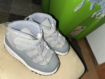 Zapatos de baloncesto Jordan Playoff 12s para niños pequeños talla 7C Foto 1 de 2