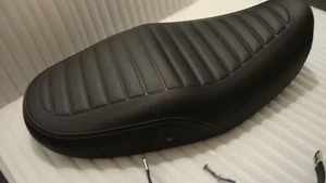 SOLO FUNDA DE ASIENTO ORIGINAL KAWASAKI Z900RS OEM - NO LA ESPUMA, CORREA O ASIENTO SC14 - Imagen 1 de 7