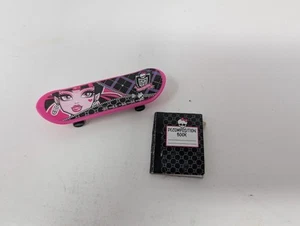 Monster High da collezione DRACULAURA DOLL SIZE SKATEBOARD/Taccuino di decomposizione - Foto 1 di 3