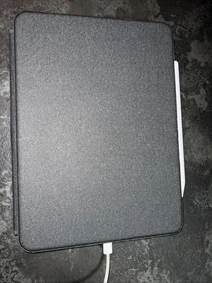 Apple iPad Pro 2022 Wi-Fi, 11" - Grigio siderale + Tastiera Logitech - Immagine 1 di 2