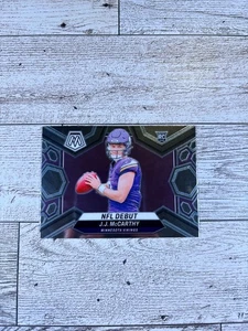 2024 Panini Mosiac J.J. McCarthy RC #275 Minnesota Vikings - Foto 1 di 2