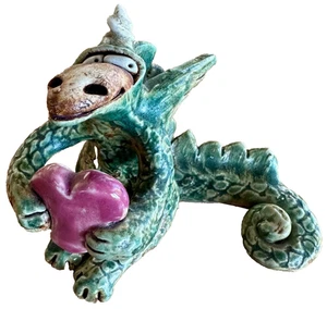 Vintage Wilde Erde Lila Stuart Keramik Figur glücklicher DRACHE hält ein Herz 3,5 Zoll - Bild 1 von 12