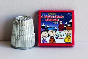 Puppenhaus Miniatur 1:12 Charlie Brown Weihnachtsspiel - Peanuts Snoopy Spiel - Bild 1 von 6