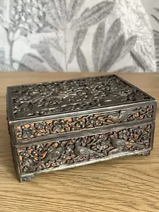 Seltene antike Mahagoni-Schmuckschachtel mit fein erhöhten Metallmustern - Bild 1 von 19