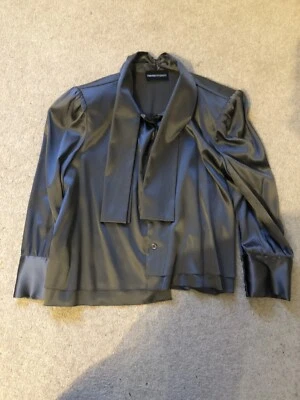 Abrigo/blusa recortada de seda Armani, gris talla 40. Reino Unido 12. Corbata con botones y cuello Foto 1 de 4