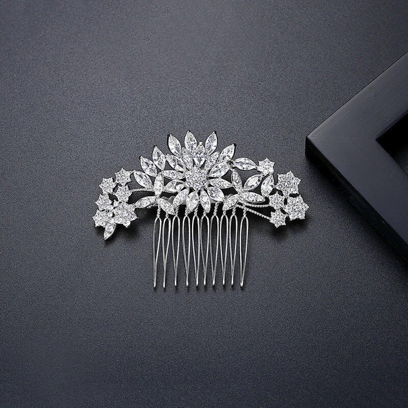 Horquilla para mujer chapada en oro con flores simples de banquete de moda de circón blanco Foto 1 de 4