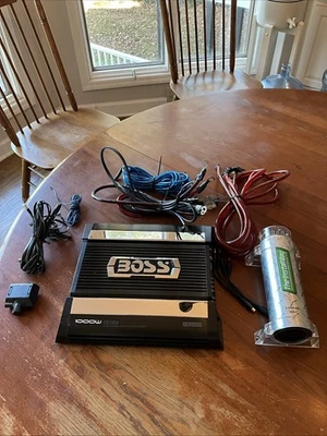 Amplificador de potencia Boss Ce1004 MOSFET de cuatro canales 1000 W con bahía de instalación y cableado Foto 1 de 4