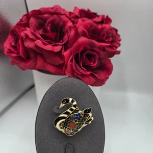 Vintage Emaille Cloisonne Schwan Brosche schwarz florales Design goldfarben Anstecknadel Schmuck  - Bild 1 von 6