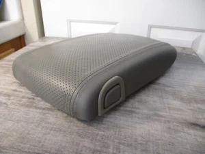 2003-2006 Cadillac Escalade Console Lid Armrest Gray Leather OEM Clean CA SUV - Picture 1 of 12