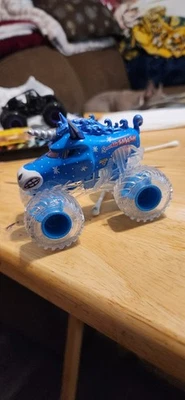 Литой грузовик Spin Master Sparkle Smash 1:64 - Изображение 1 из 4