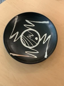 "Plato de pared/cargador/tazón bajo David Lee Nelson 16,5"" cerámica artística blanco y negro" - Imagen 1 de 4