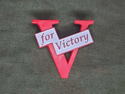 Nueva Reproducción Segunda Guerra Mundial V para Victoria Pin Broche Rojo Sweetheart Homefront Réplica Foto 1 de 4