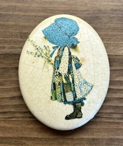 De colección Acebo Hobby Ovalado Crackle Arte Pisapapeles Niña Gorro Flores Pradera - Imagen 1 de 6