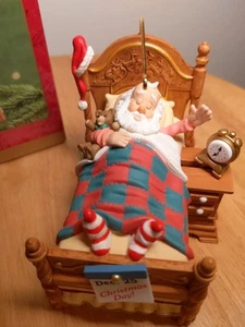 SNOOZING SANTA 2001 Hallmark Keepsake Decorazione Natalizia Movimento Carica - Foto 1 di 6