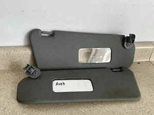 2004-2008 CHEVY AVEO DRIVER & PASSENGER SET SUN VISOR DARK GRAY OEM - Foto 1 di 2
