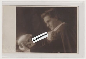Reinhold Lütjohann mit Totenkopf in Hamlet Schauspieler alte Fotokarte H.Haas - Picture 1 of 2