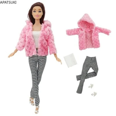 Rosa Pelzmantel Kleidung für Barbie Puppe Outfits Oberteil karierte Hose Schuhe