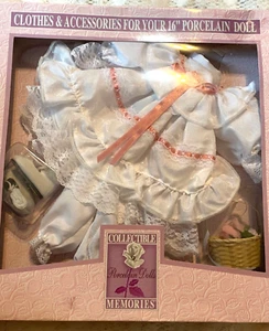 Collectible Memories Kleidung 16 Zoll Puppe Weihnachtsgeschenk weiß Kleid Schuhe Socken 002-056 - Bild 1 von 7
