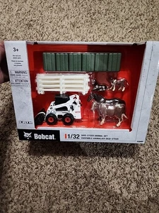 ERTL 1/32 Bobcat Hobby Set Skid Loader, Animali, Mucca, Cavallo, Balle e Recinzione 47394 - Foto 1 di 6