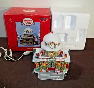 Casa iluminada Dept 56 2006 Santa Clause Is Comin’ Town Sombertown Hall - Imagen 1 de 3