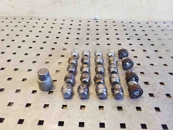 NISSAN JUKE F15 Tornillos 1.6 Gasolina 140kw 2012 26176973 Foto 1 de 2