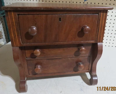 BONITA MUESTRA DE VENDEDOR ANTIGUO ¿Nogal? EMPIRE WOOD 3 CAJONES TOCADOR L()()K ¡SIN PRECIO DE RESERVA! Foto 1 de 4