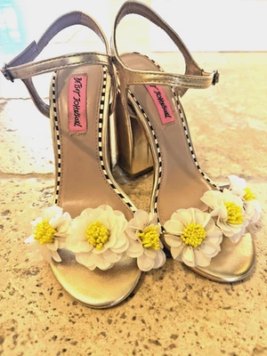Y2K BETSEY JOHNSON Fancy 3D Flower BOHO Love Sedona Fancy Daisy Heel Sandal 5 - Image 1 of 4