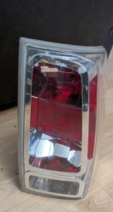 06-09 Luz trasera lateral derecha Mitsubishi Raider lámpara de freno usada OEM - Imagen 1 de 10