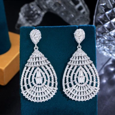 Pendientes colgantes largos enchapados en plata de diseñador para mujer joyas nupciales de circón Foto 1 de 4
